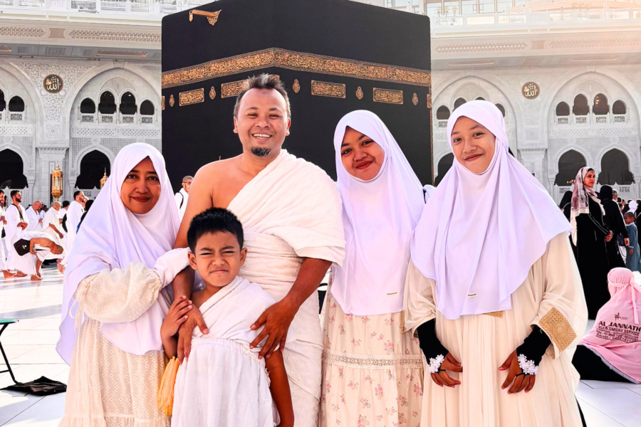 Safar Cinta di Tanah Haram: Ketika Undangan Langit Mengetuk Pintu Hati